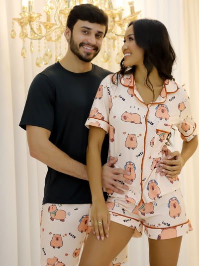 Pijama Casal - Capivara ( Feminino Americano tipo Short + Masculino Short com Camiseta Preta)   