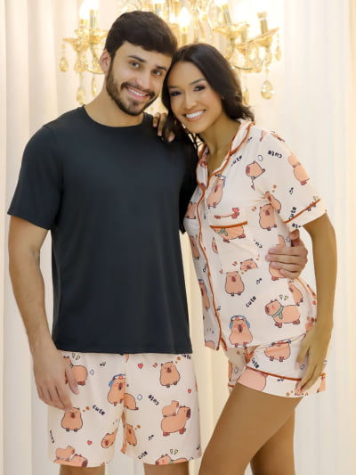 Pijama Casal - Capivara ( Feminino Americano tipo Short + Masculino Short com Camiseta Preta)   
